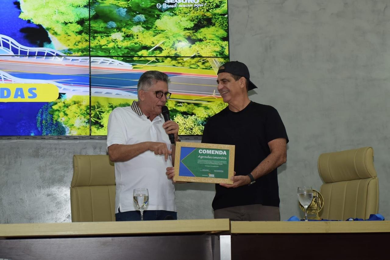 Prefeito homenageia Durval Lellys e anuncia atrações para o verão em Porto Seguro