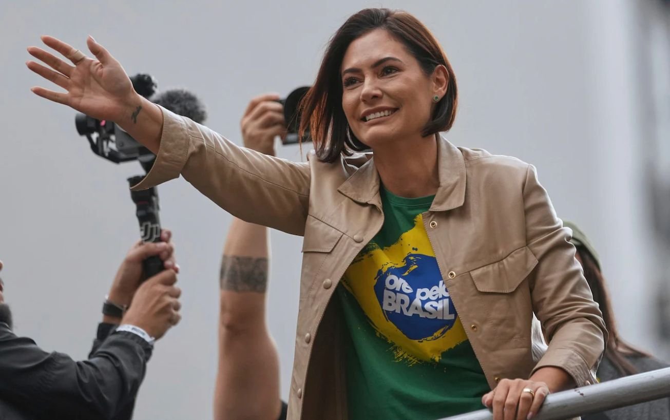 Michelle aceita disputar presidência se Bolsonaro não puder