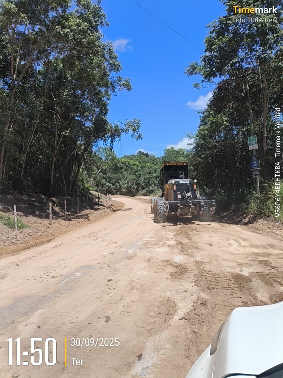 Estrada para Caraíva, ruas e ladeiras do Arraial d’Ajuda recebem patrolamento