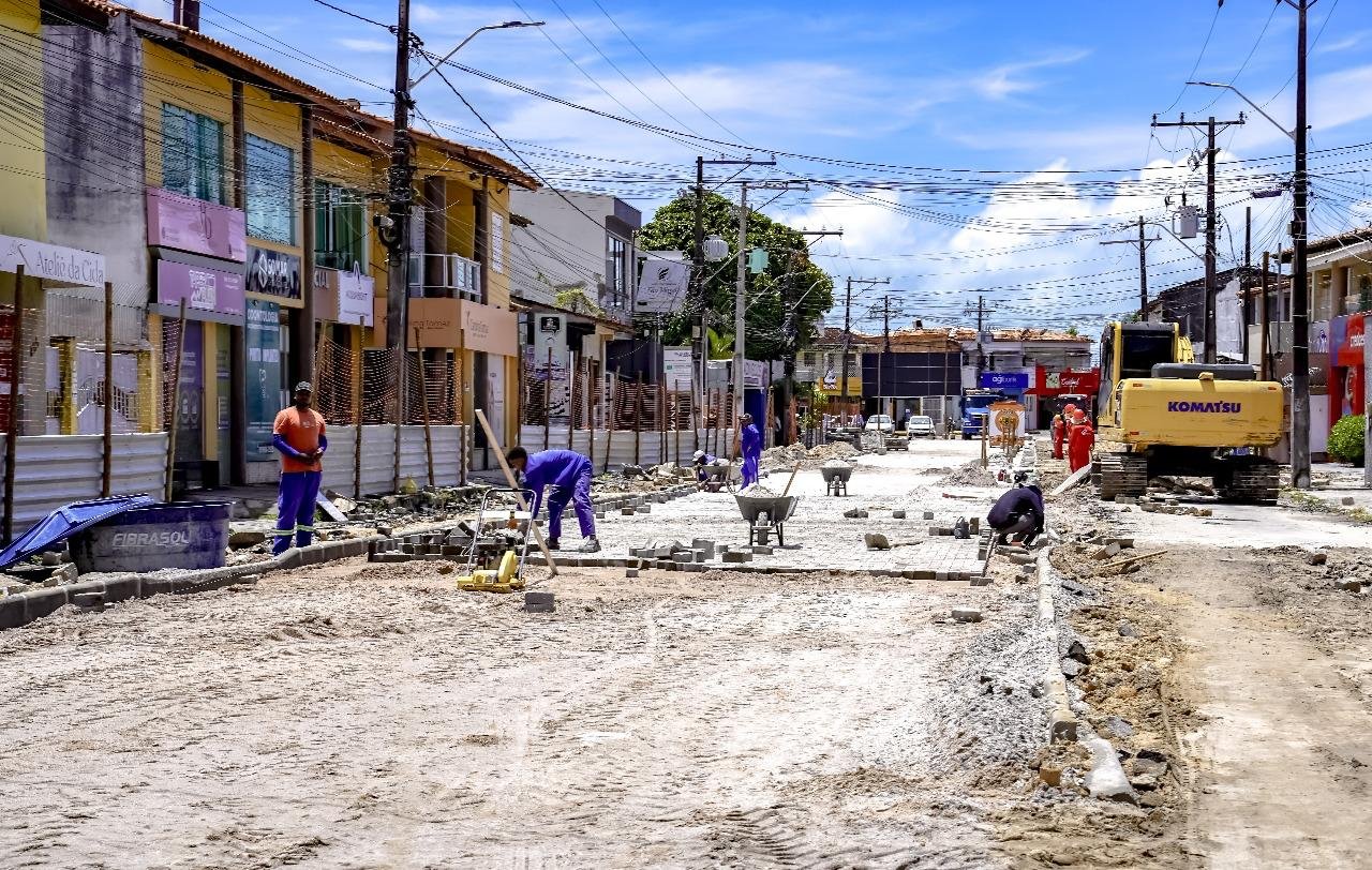 Obras de revitalização da rua Pero Vaz de caminho, em Porto Seguro