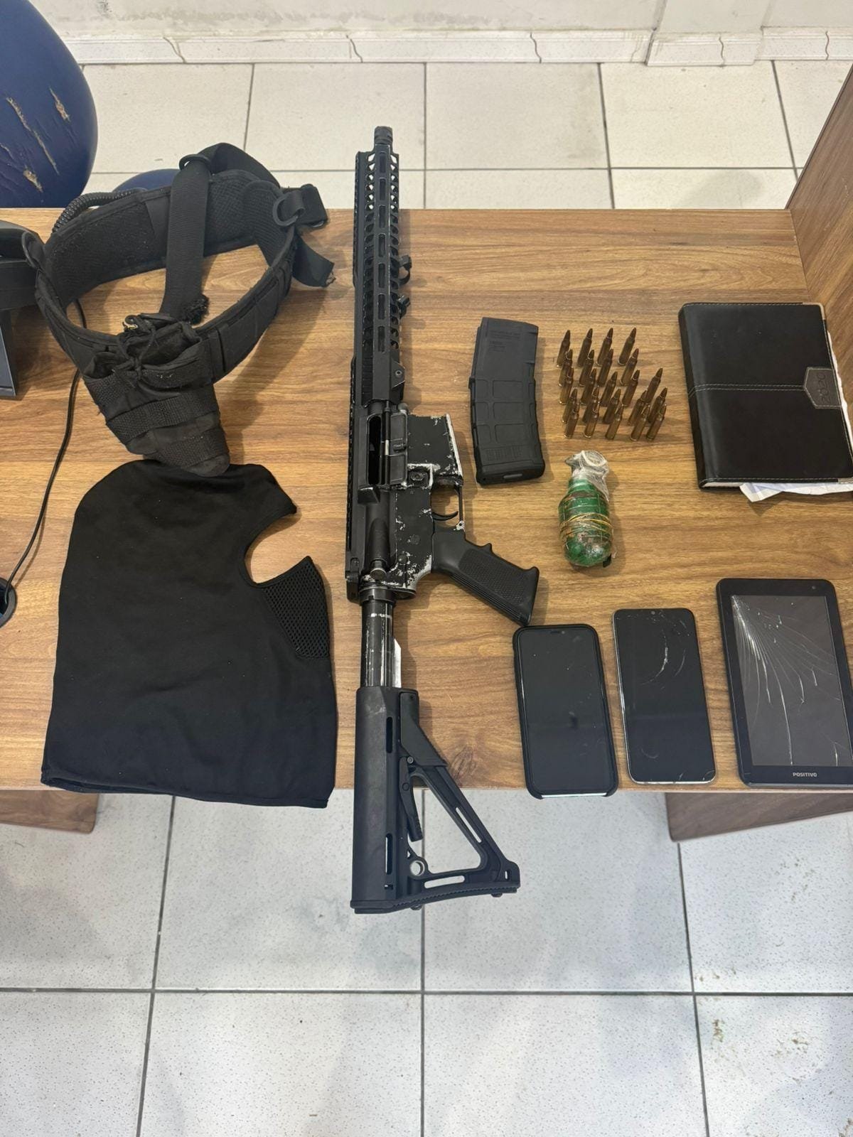 PM APREENDE FUZIL E GRANADA EM PORTO SEGURO
