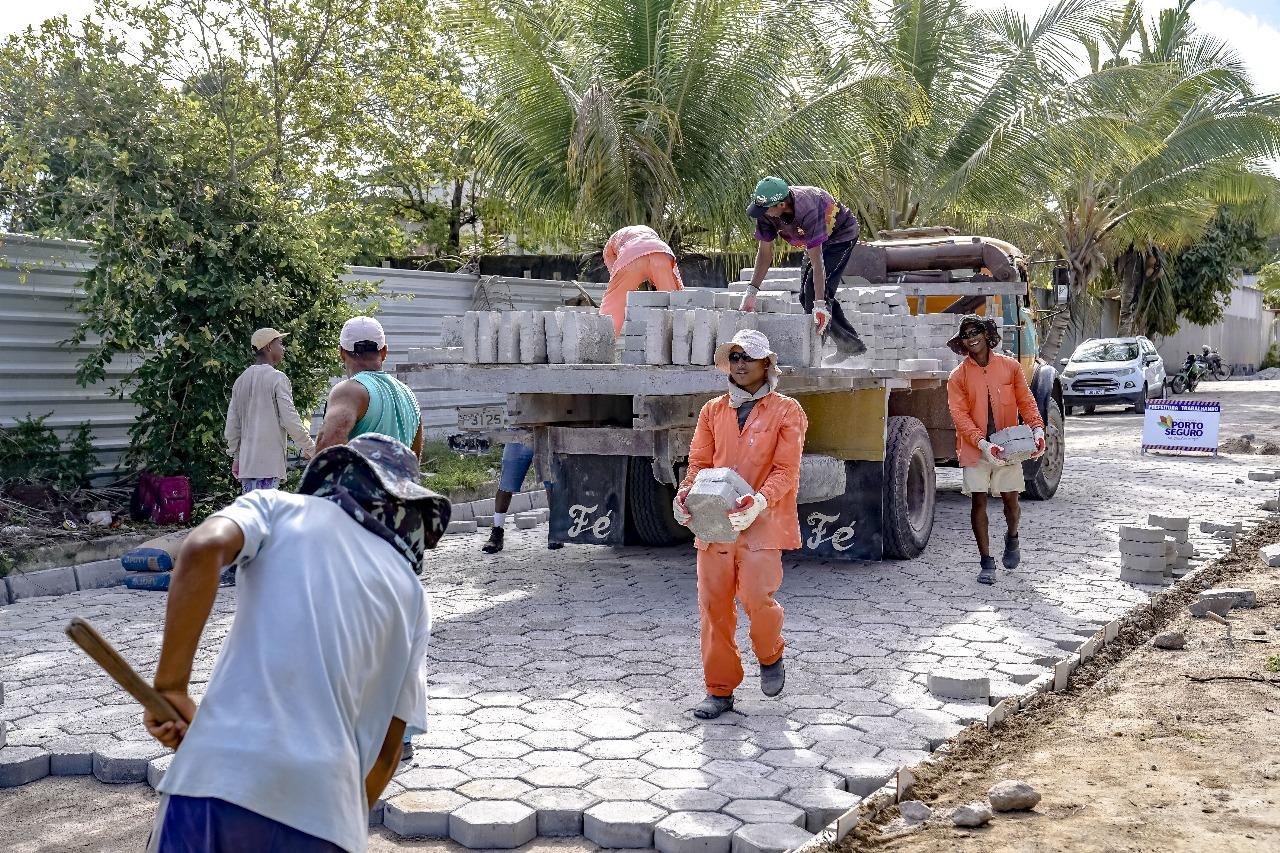 Obras de pavimentação avançam em diversos pontos do Arraial d’Ajuda