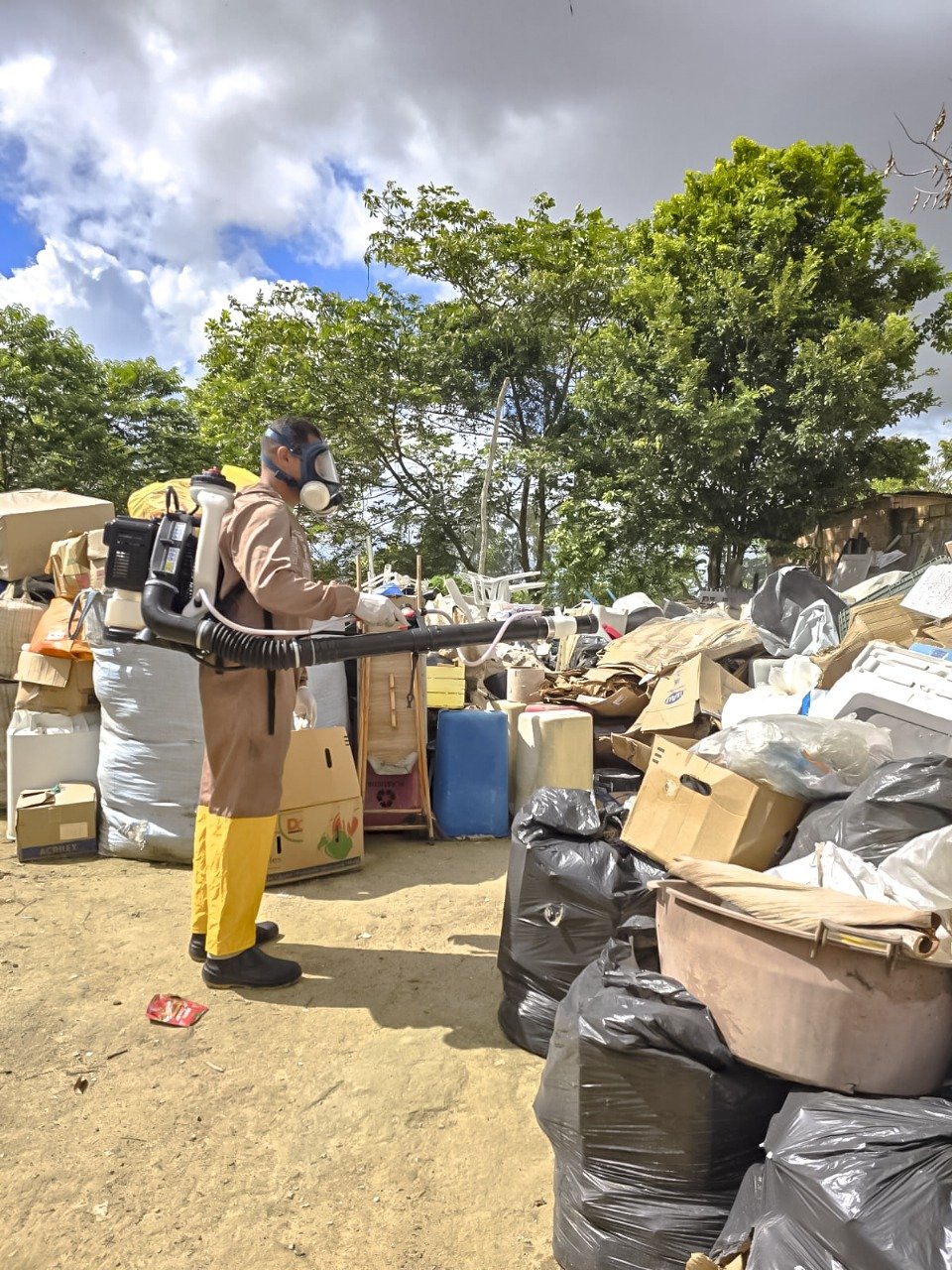 Mutirão de Limpeza mobiliza moradores do bairro Vila Vitória no combate ao Aedes aegypti