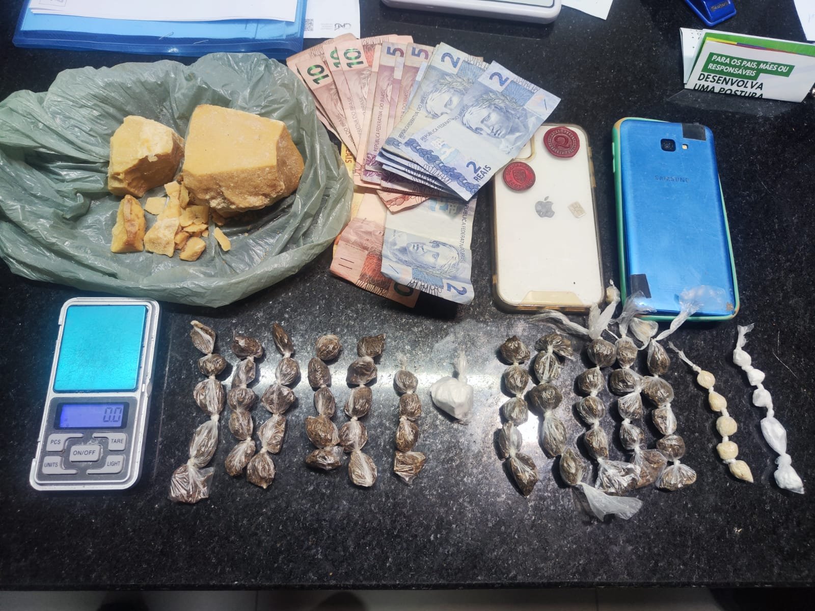 Polícia Militar apreende menor e suspeito tráfico de drogas, em Eunápolis