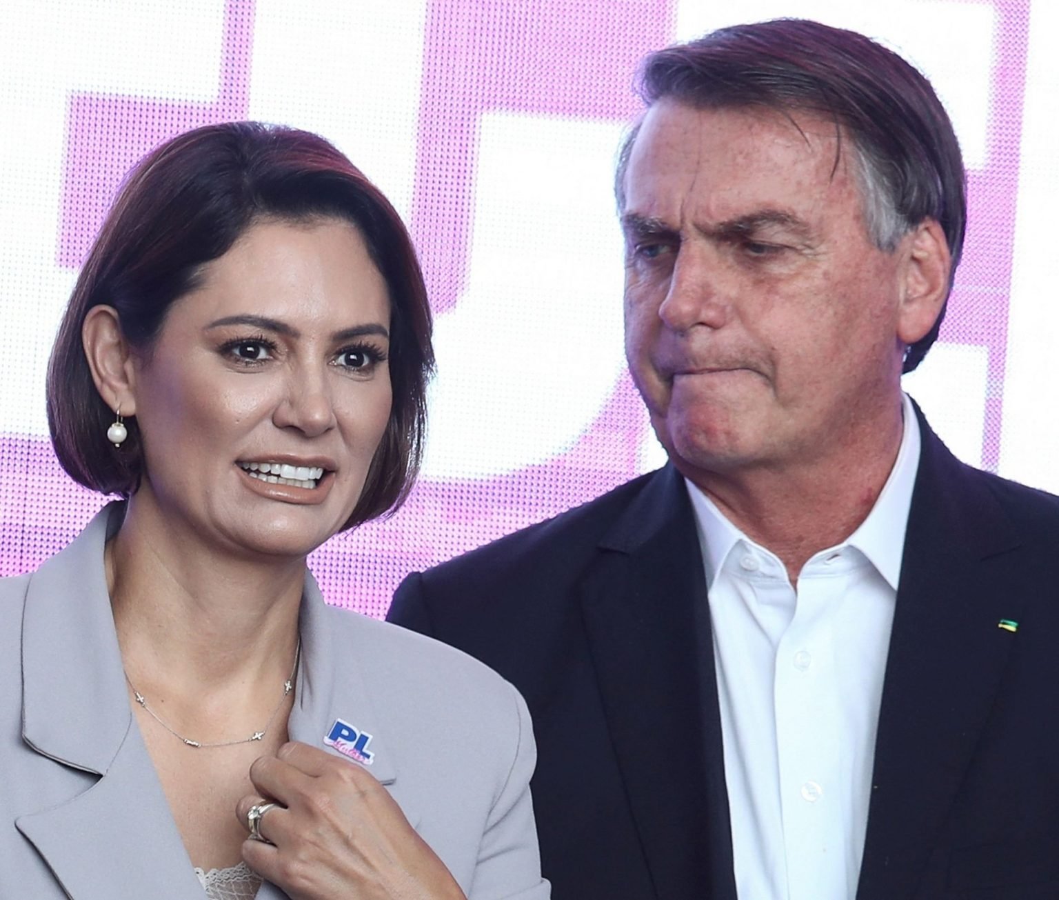 Bolsonaro melhora de crise de soluço e Michelle agradece orações