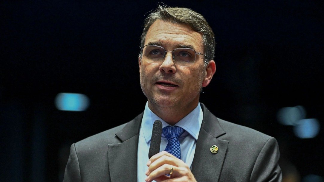 Flávio e Nikolas pedem doações para famílias de policiais