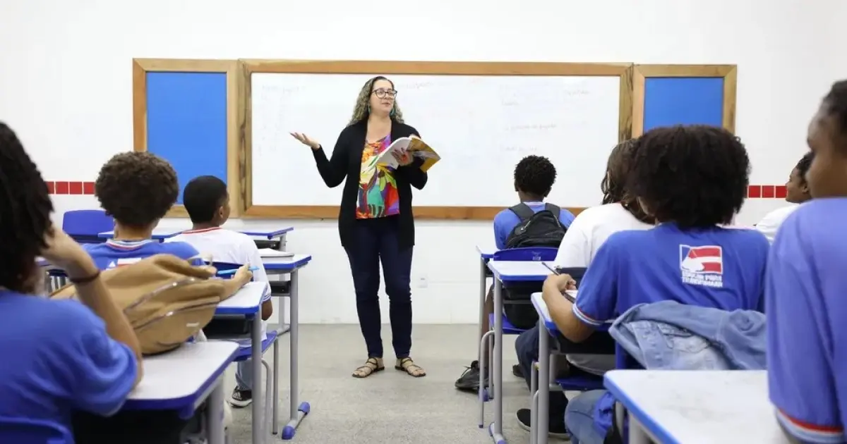 Governo antecipa salário de novembro e primeira parcela do 13º para servidores da Educação