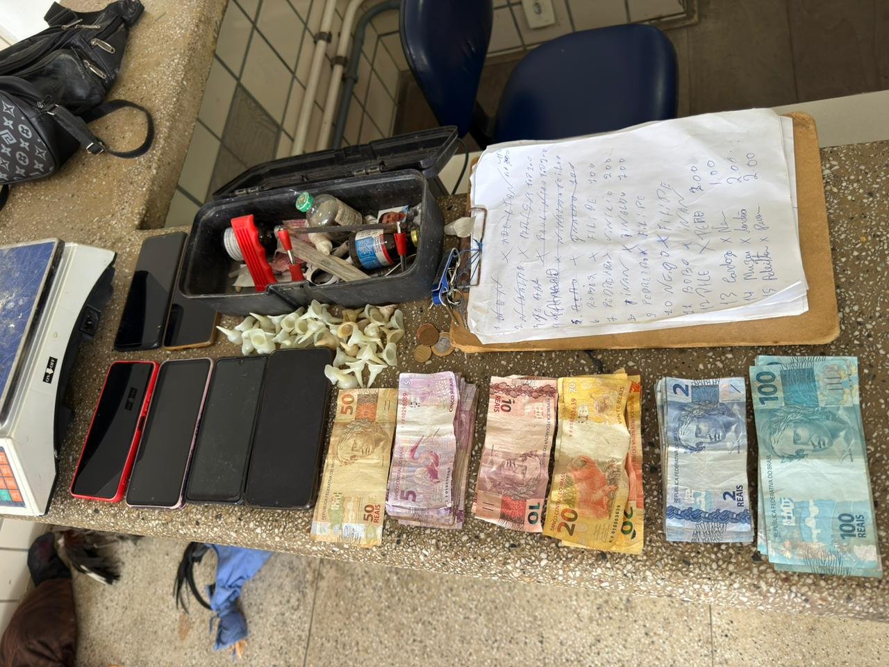 Rinha de galos: levam nove pessoas para a prisão, em Teixeira de Freitas