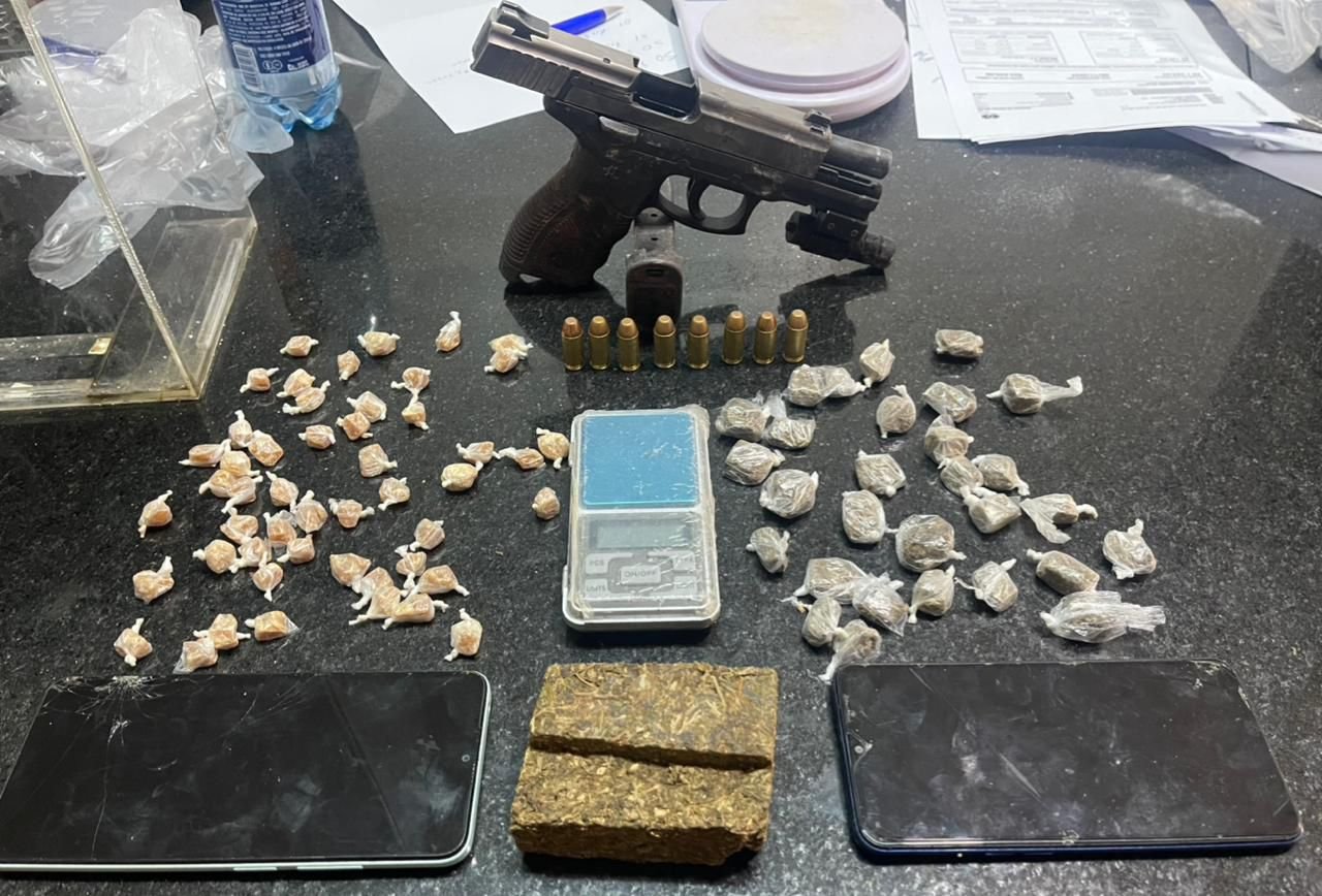 Polícia Militar apreende arma de fogo e drogas, em Eunápolis