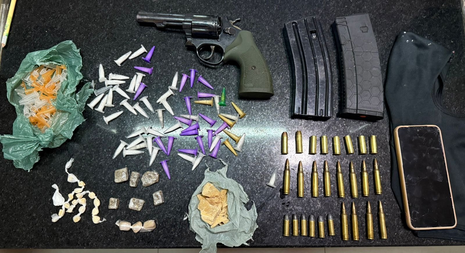 PM apreende arma de fogo e drogas durante confronto no bairro Arnaldão