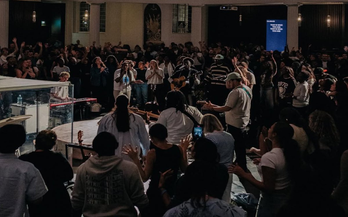Milhares de jovens lotam igreja em busca de avivamento espiritual em Londres