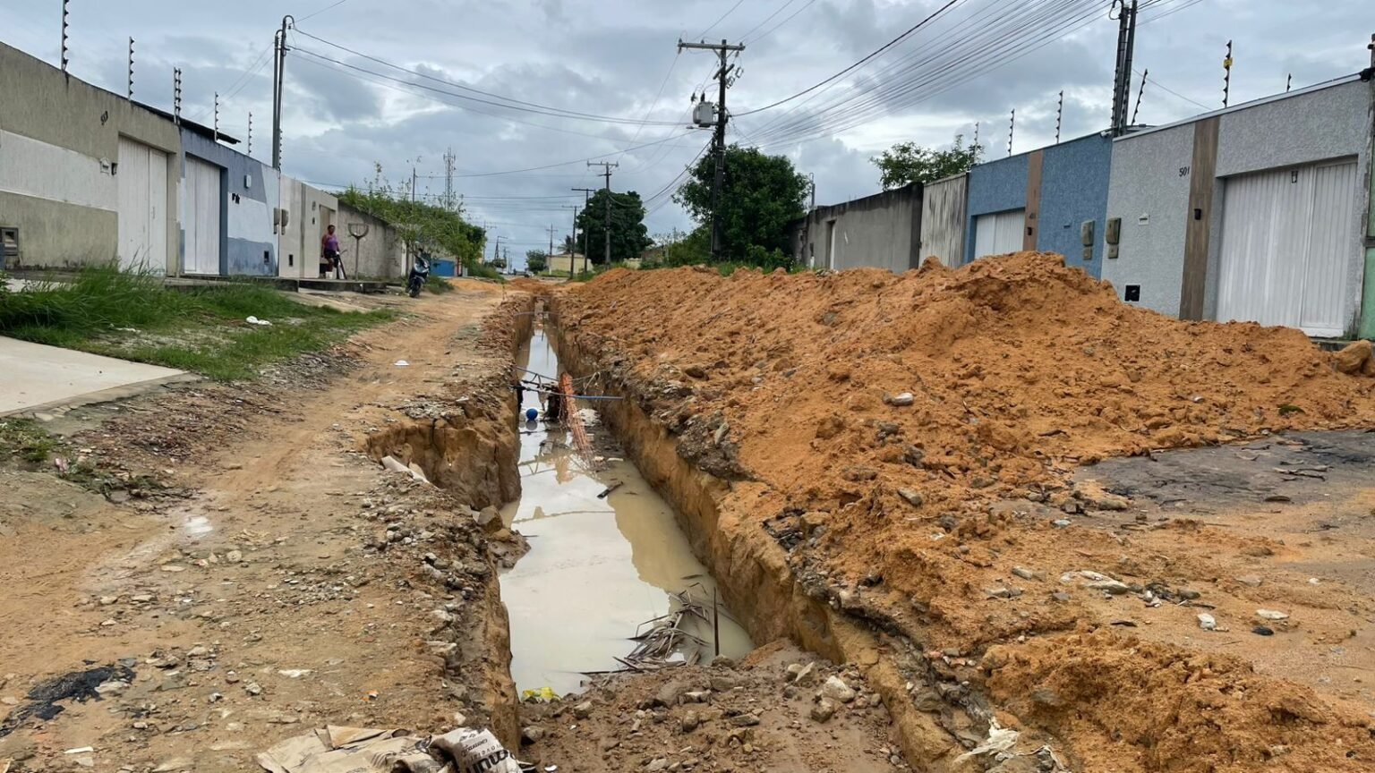 Moradores do Santa Isabel denunciam abandono e obra parada na Rua Rubi, em Eunápolis