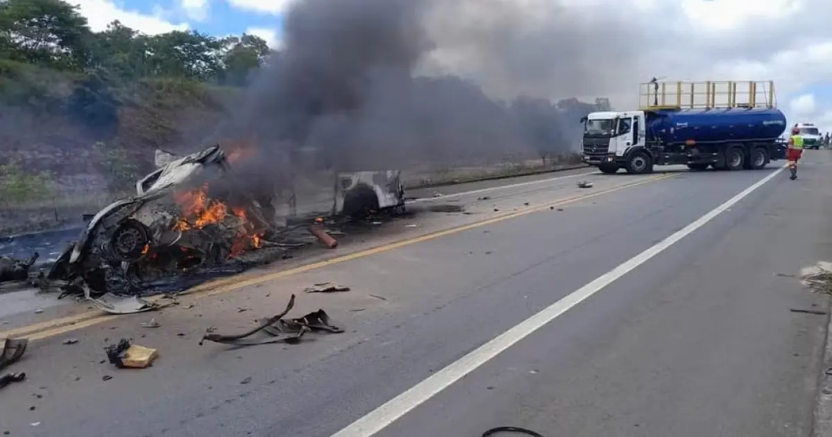 Dez pessoas morrem em acidente entre dois carros na divisa da Bahia com Espírito Santo