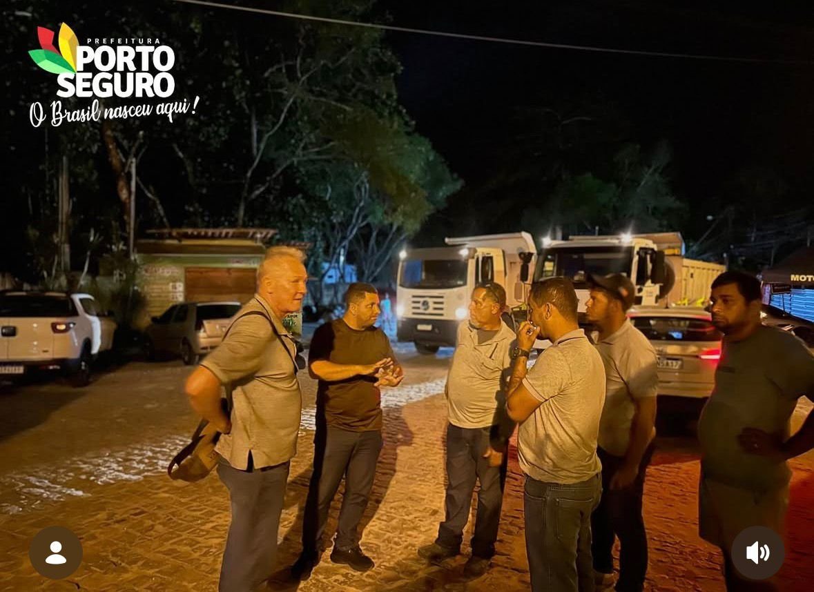 Prefeitura realiza operação noturno para liberar acesso na ladeira do Mucugê após deslizamento causado pelas chuvas