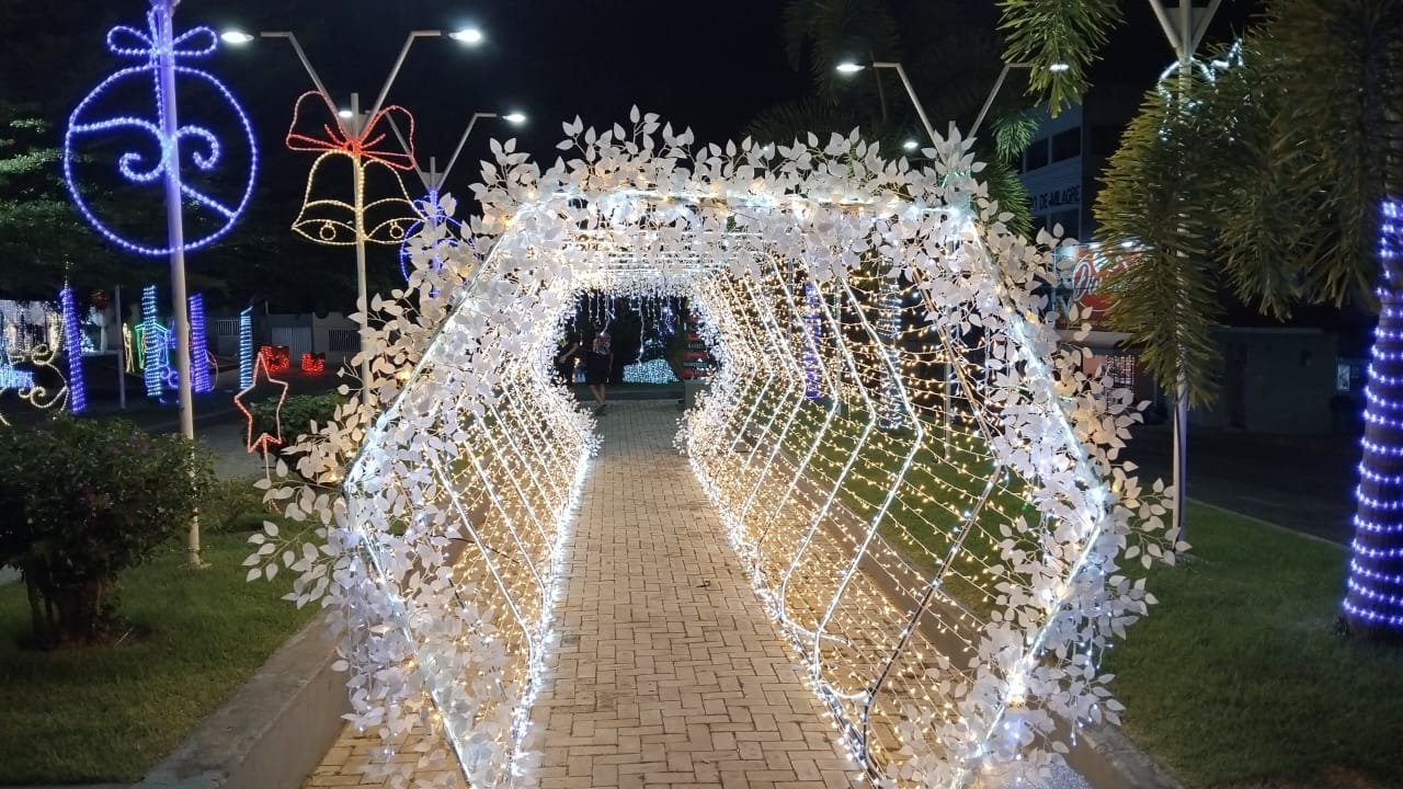 Itarantim dá início às celebrações natalinas com acendimento das luzes da praça