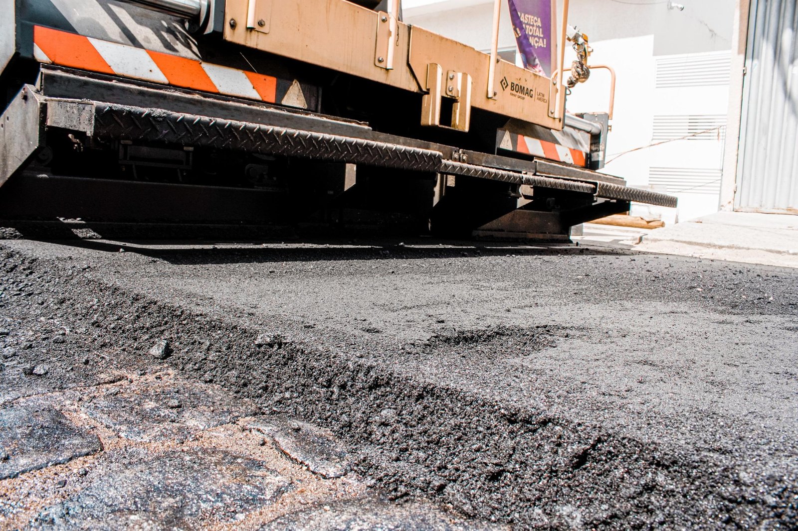 Asfalto de qualidade: Prefeitura leve pavimentação para ruas do Baianão, em Porto Seguro-Bahia