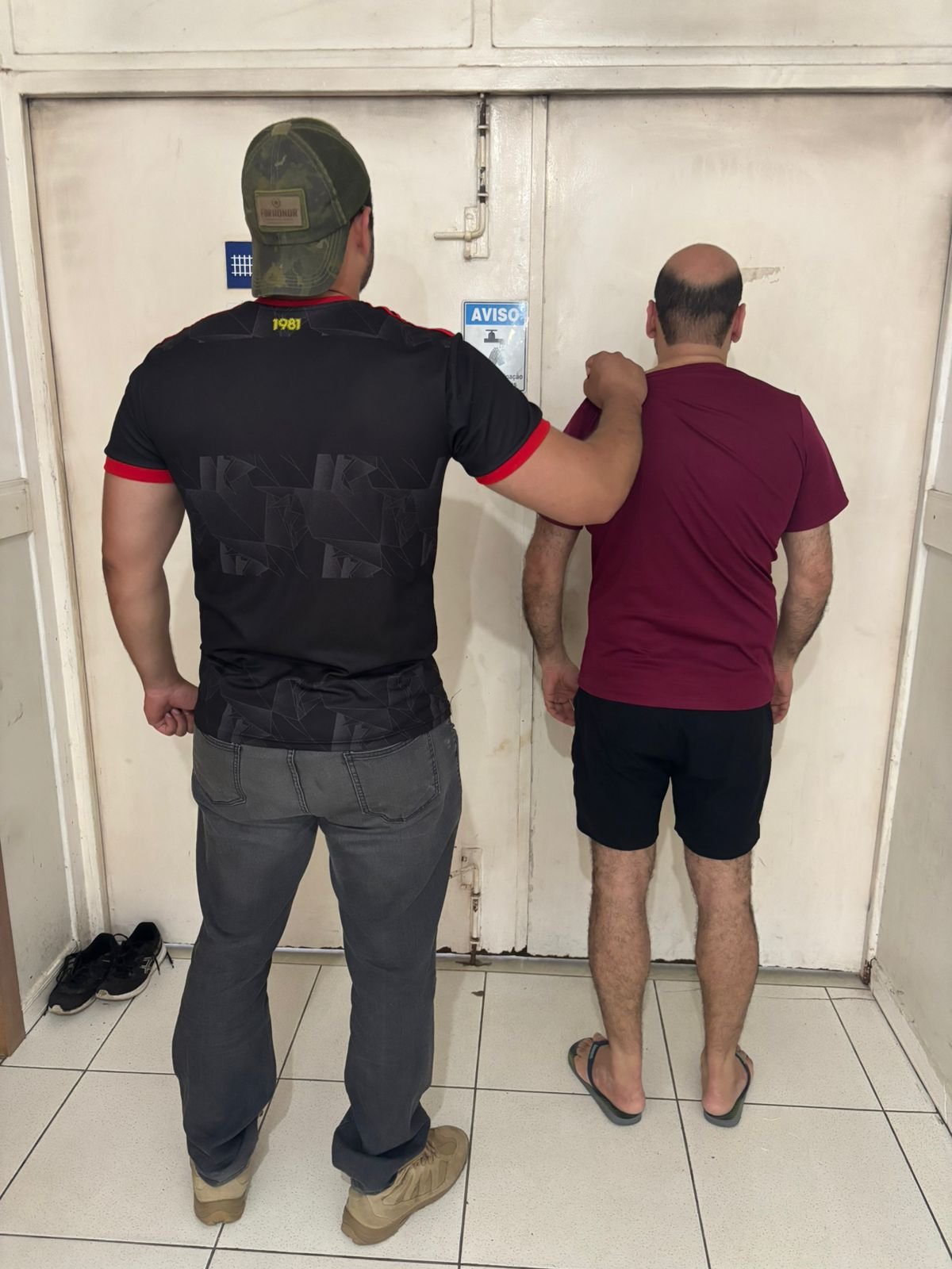 Polícia cumpre mandado de prisão, em Porto Seguro-Bahia