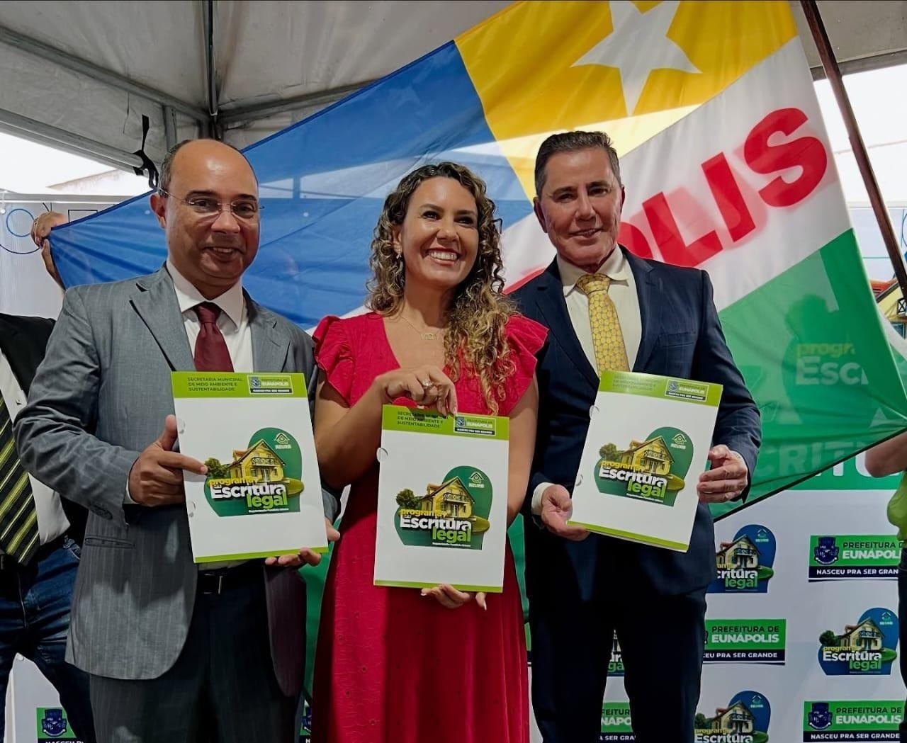 Regularização fundiária marca gestão Cordélia Torres com entrega histórica de títulos em Eunápolis