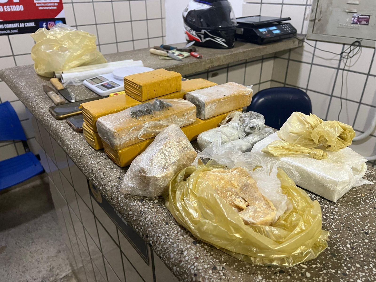 Polícia apreende grande quantidade de drogas, em Teixeira de Freitas