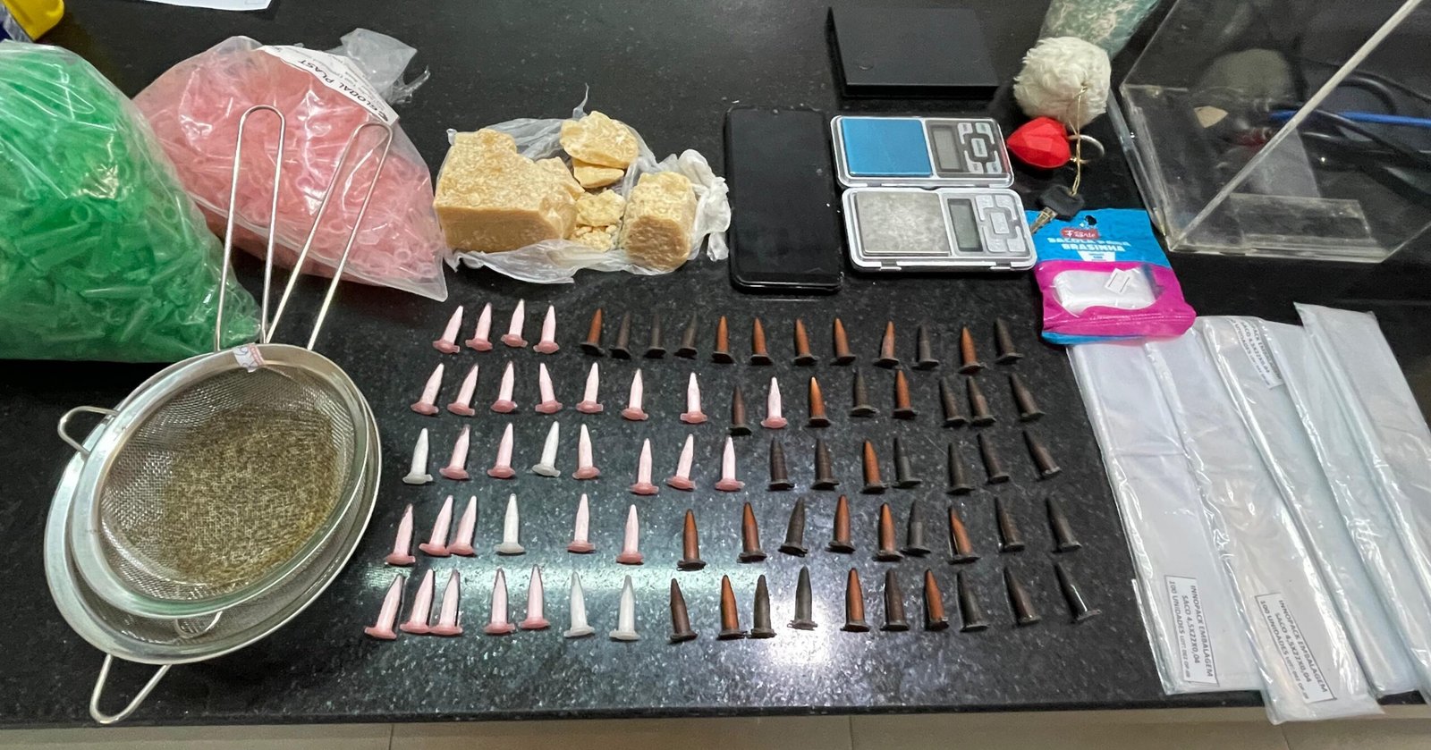 Polícia apreende drogas, veículo e homens conduzidos para a delegacia, em Eunápolis