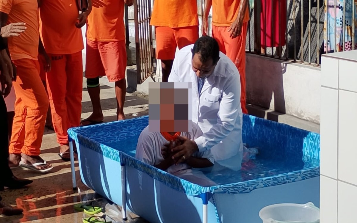 Batismo coletivo marca ação de evangelização em penitenciária na Bahia