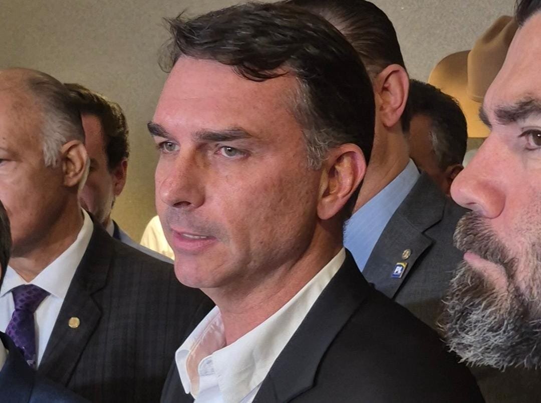 Flávio diz que Moraes pratica ‘obsessão implácavel’ ao exigir perícia em Bolsonaro