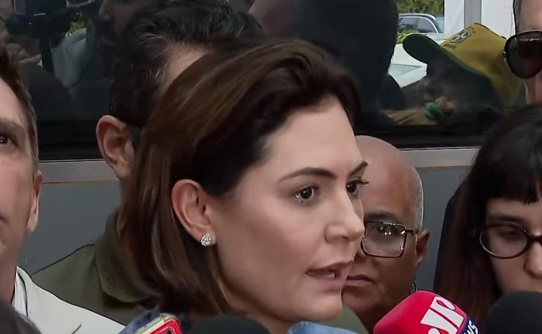 Bolsonaro apresenta perda de equilíbrio ao se levantar, relata Michelle