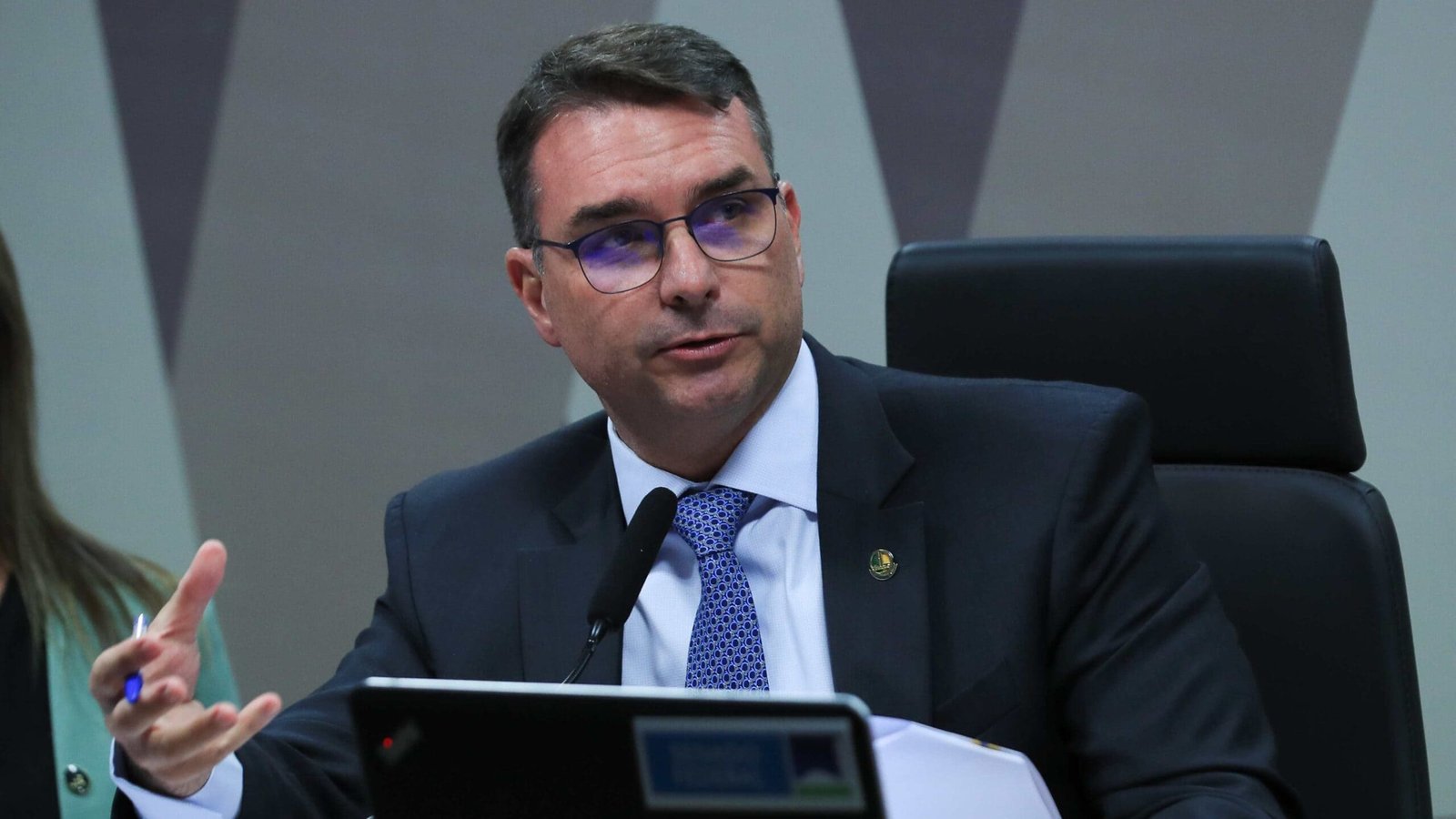 Flávio Bolsonaro lidera cenários de 1° turno e polarização marca disputa