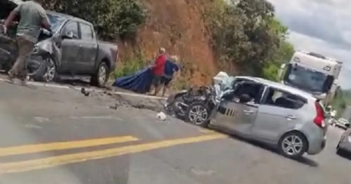 Mulher grávida e marido morrem em acidente entre caminhonete e carro no sul da Bahia