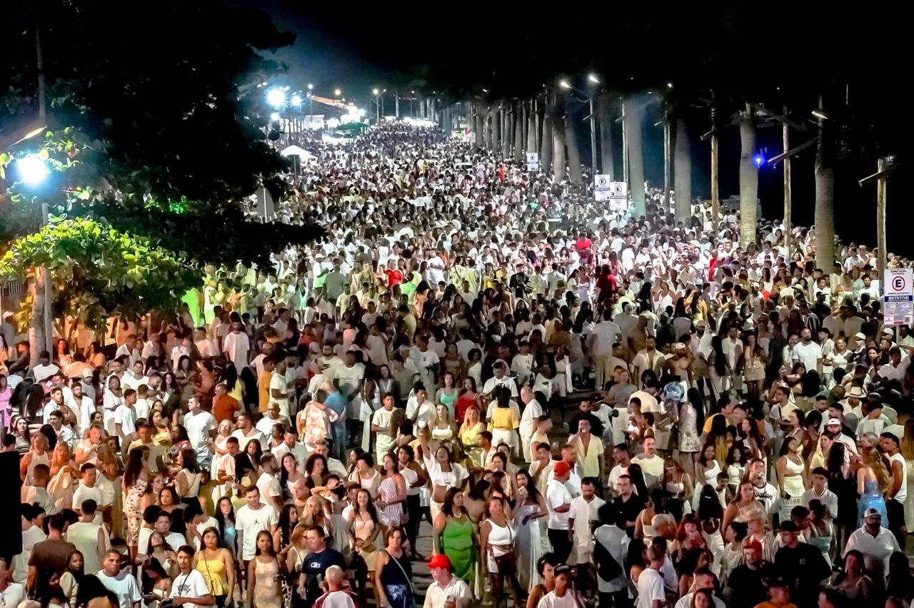 Chiclete com Banana comanda a virada e leva multidão à Passarela da Cultura em Porto Seguro