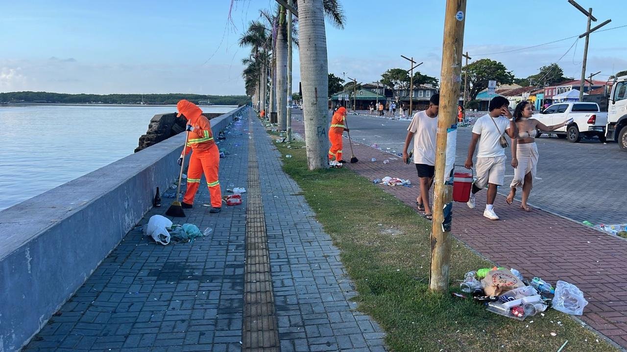 Garis garantem limpeza de Porto Seguro após as comemoração do Réveillon