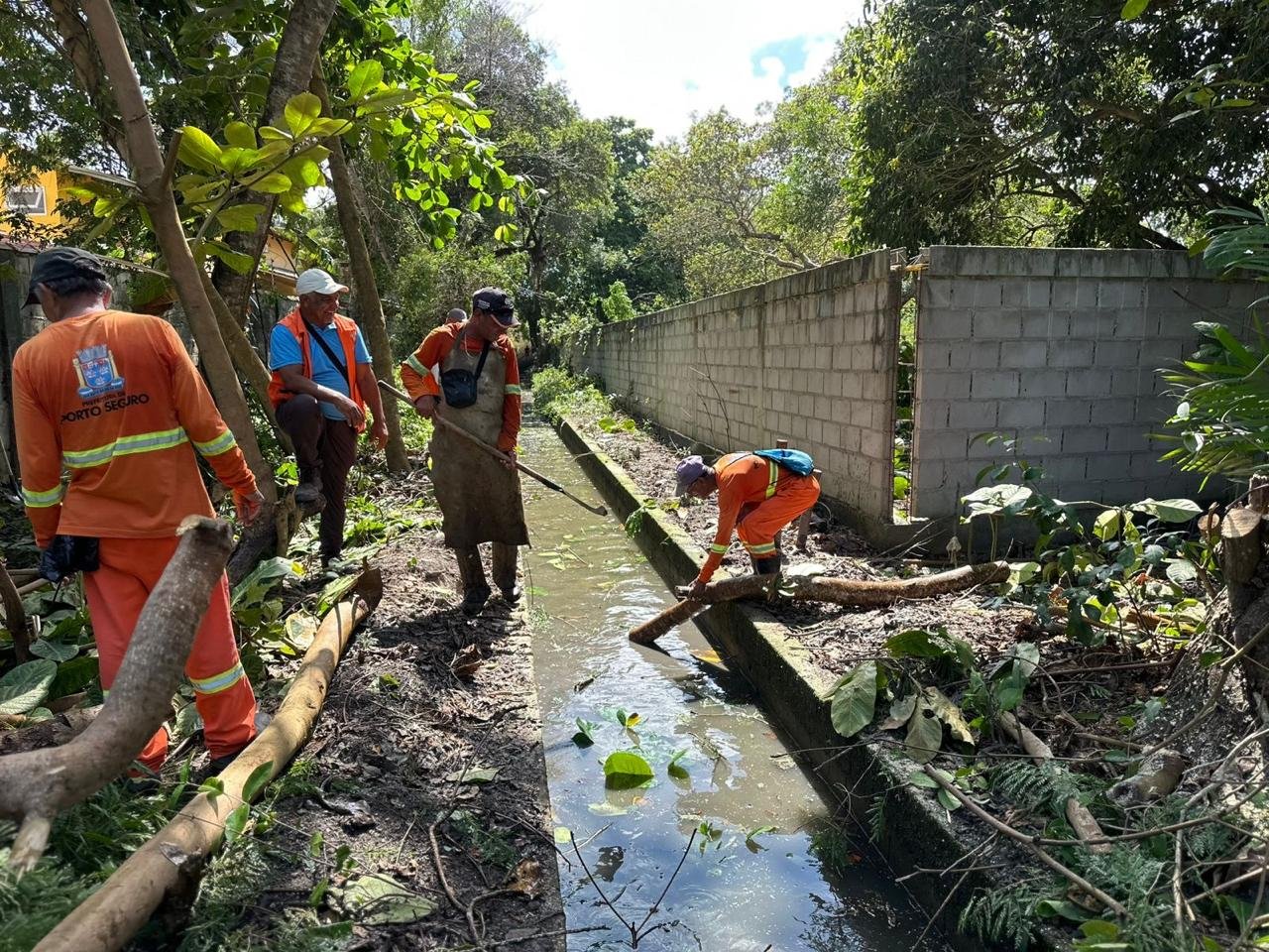 Prefeitura de Porto Seguro intensifica limpeza de galeria na Estrada da Balsa