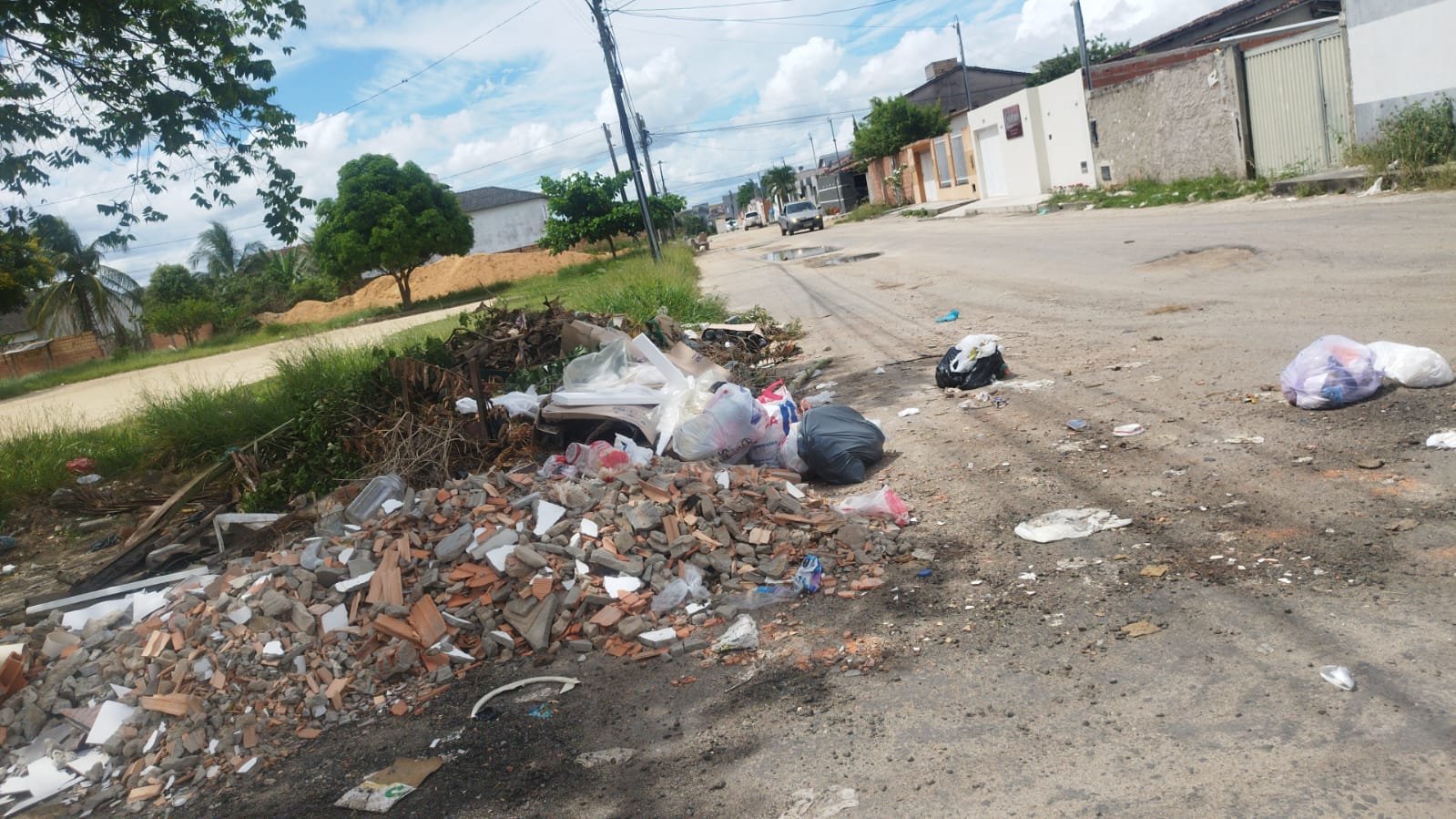 Descaso e abandono: nas ruas da cidade em Eunápolis