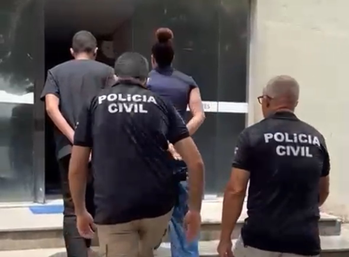 Casal é preso suspeito de assédio sexual contra alunas de escola de vôlei, em Eunápolis