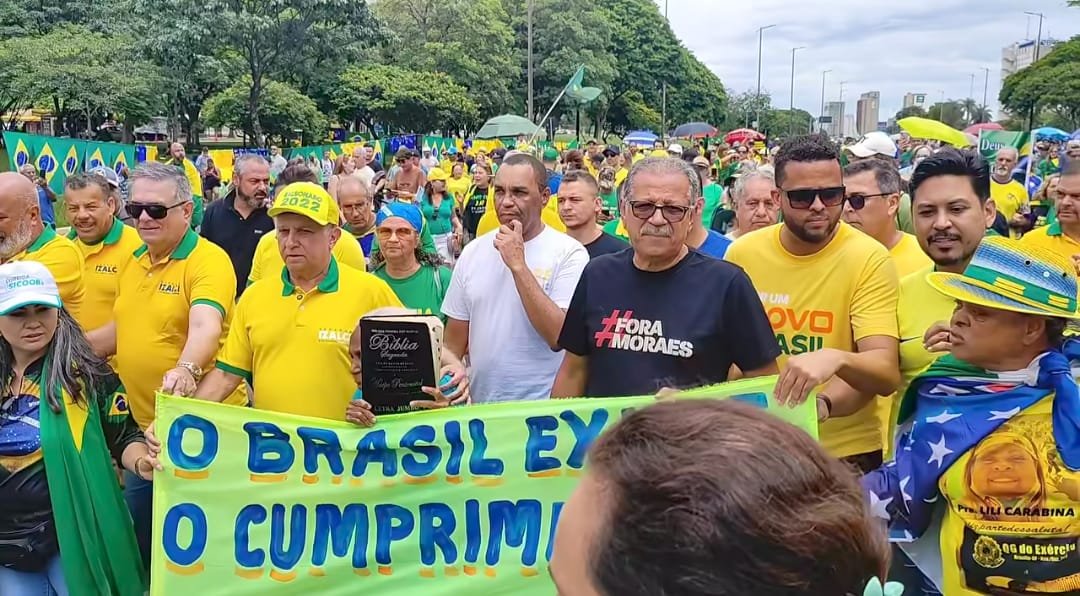 Manifestantes se reúnem contra Moraes e pedem domiciliar a Bolsonaro