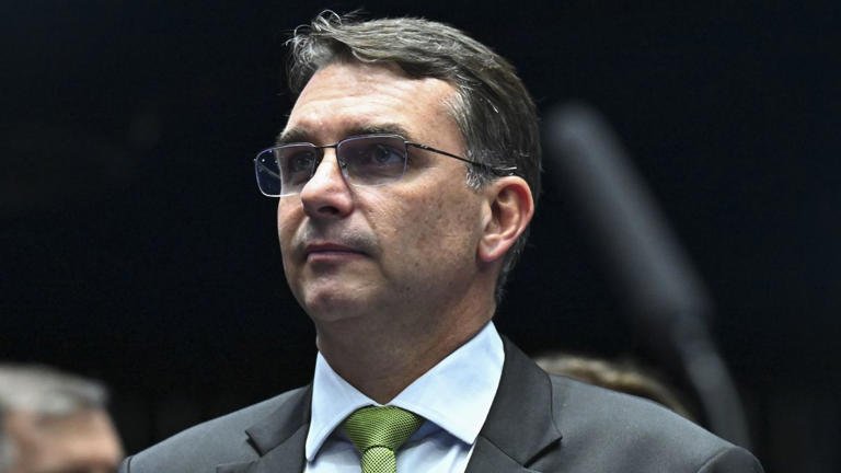Pesquisa: sem Bolsonaro, Congresso vê Flávio como principal nome da direita