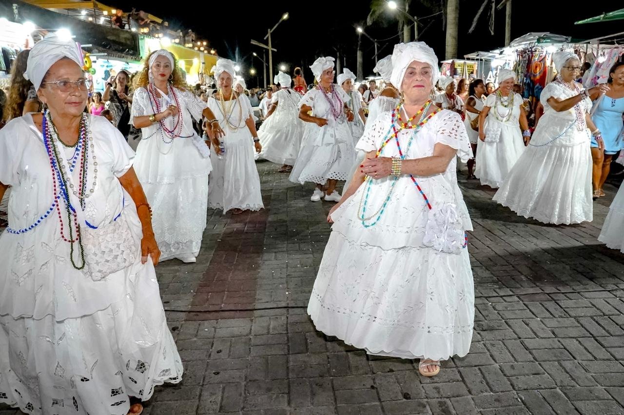 Carnaval Cultural de Porto Seguro começou no axé do bloco Brasil Chama África e do Rasta Chinelo