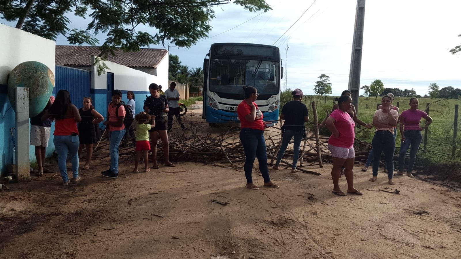 Desgoverno Robério Oliveira destrói a educação na zona rural de Eunápolis