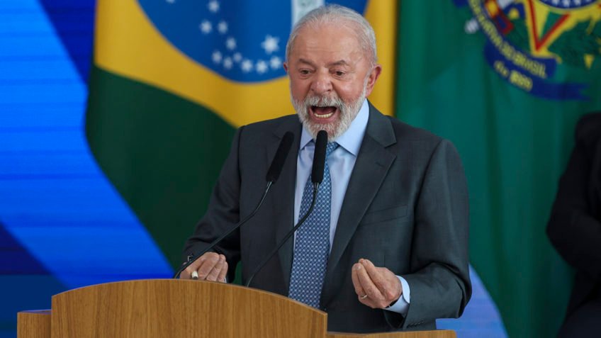 O presidente Luiz Inácio Lula da Silva (PT) sancionou nesta quarta-feira (26) medida que isenta do Imposto de Renda (IR) de quem ganha até R$ 5 mil por mês. O projeto também cria um desconto no IR para os contribuintes que ganham entre R$ 5 mil e R$ 7.350 mensais. A ampliação da faixa de isenção já deverá valer a partir de janeiro de 2026. Segundo o Palácio do Planalto, cerca de 15 milhões de brasileiros vão deixar de pagar imposto de renda com a nova lei. | Sérgio Lima/Poder360 - 26.nov.2025