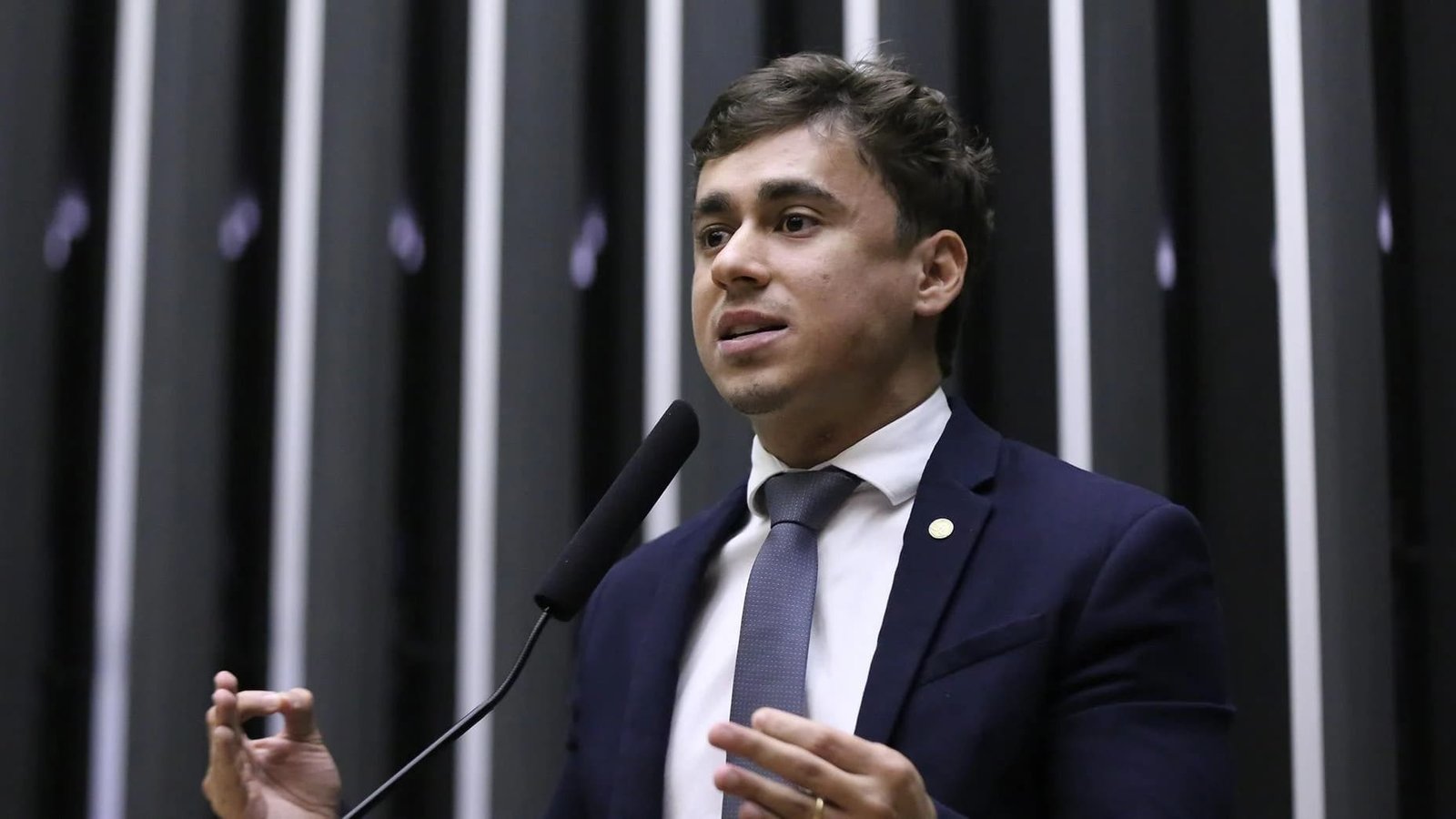 Nikolas anuncia ação contra escola de samba por ‘intolerância religiosa’