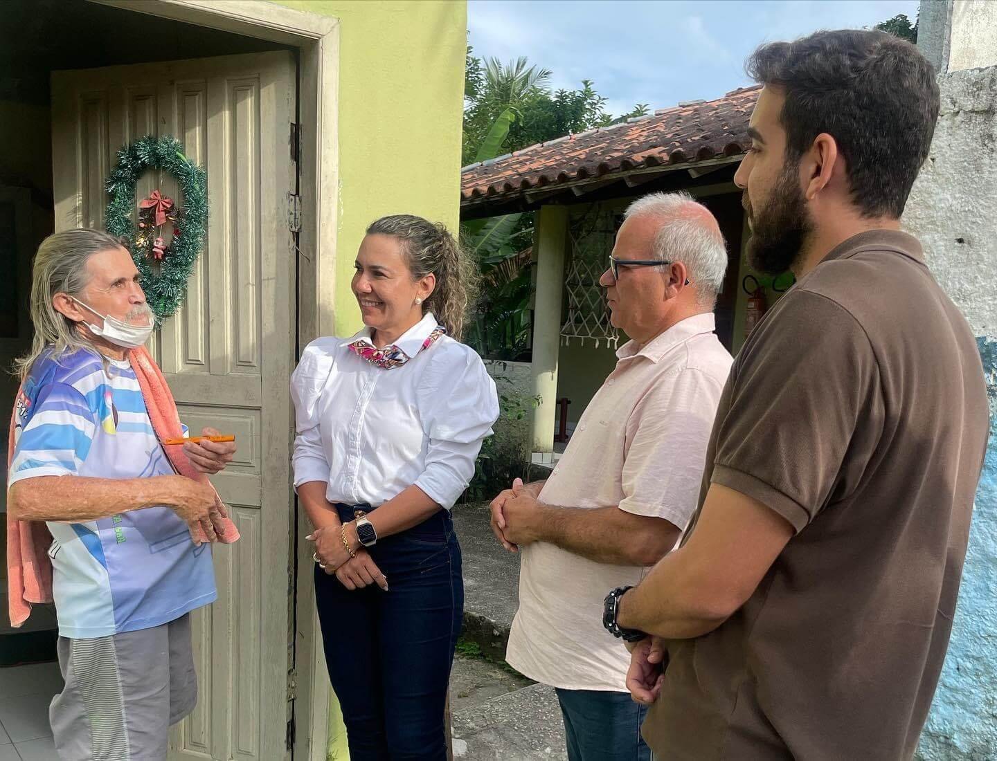 TBT: Prefeita Cordélia Torres vistoria obras do Recanto dos Idosos e da Rua Canta Galo