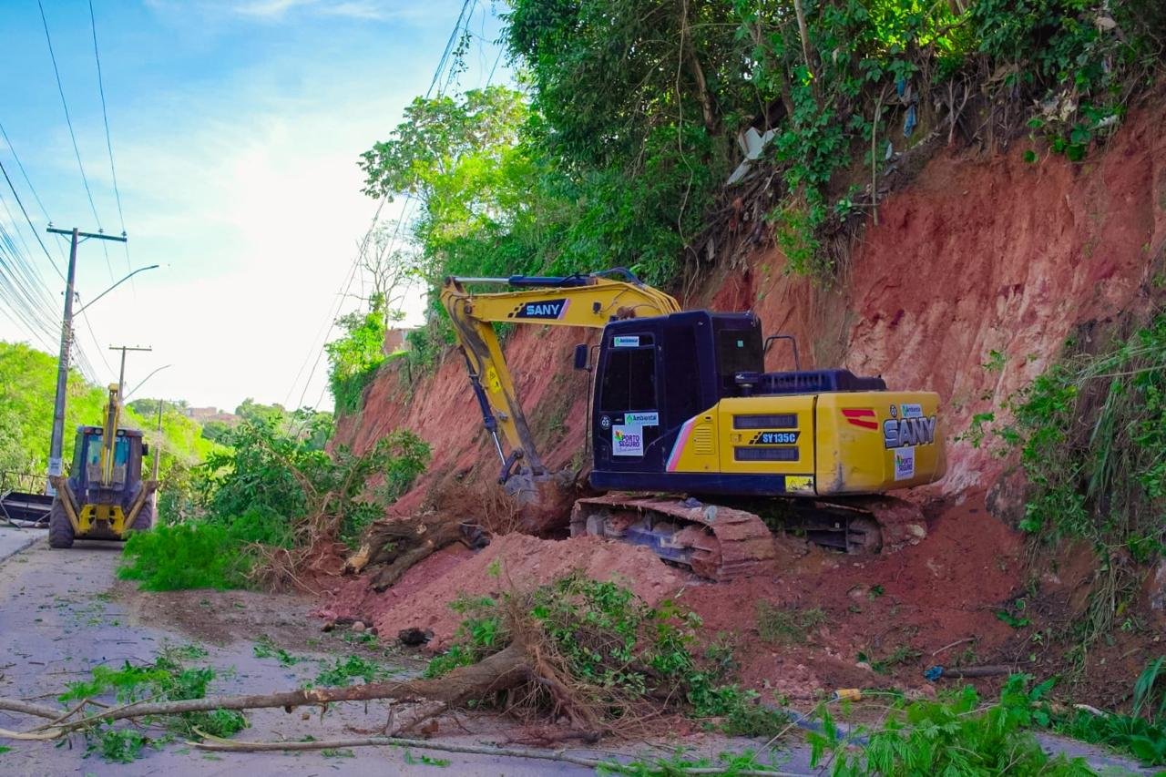 Prefeitura de Porto Seguro intensifica serviços na Ladeira do Baianão após danos causandos pelas chuvas