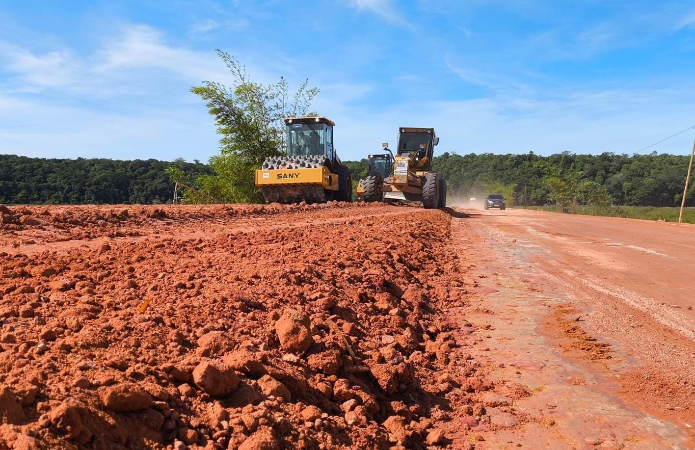 Máquinas trabalham em ritmo intenso na Estrada dos Búfalos após autorização do prefeito Jânio Natal para elevar via