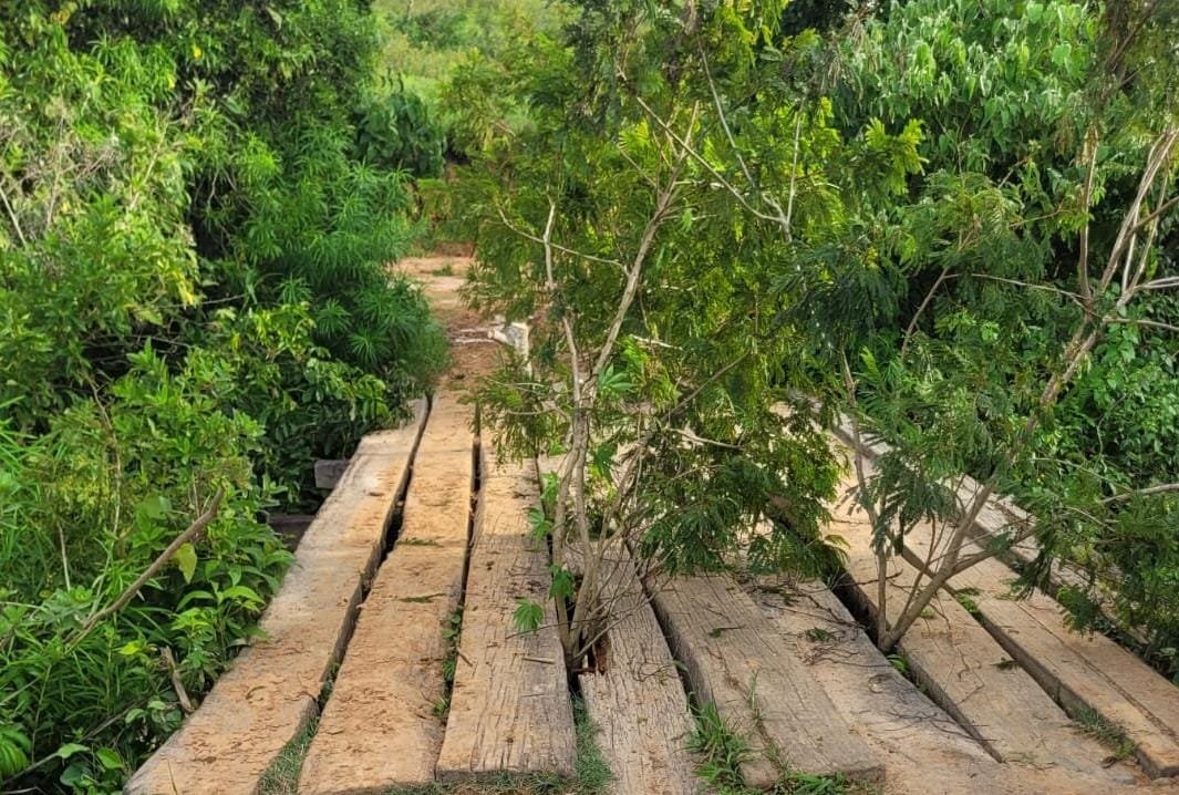 Moradores interditam ponte na zona rural de Jordânia Minas Gerais