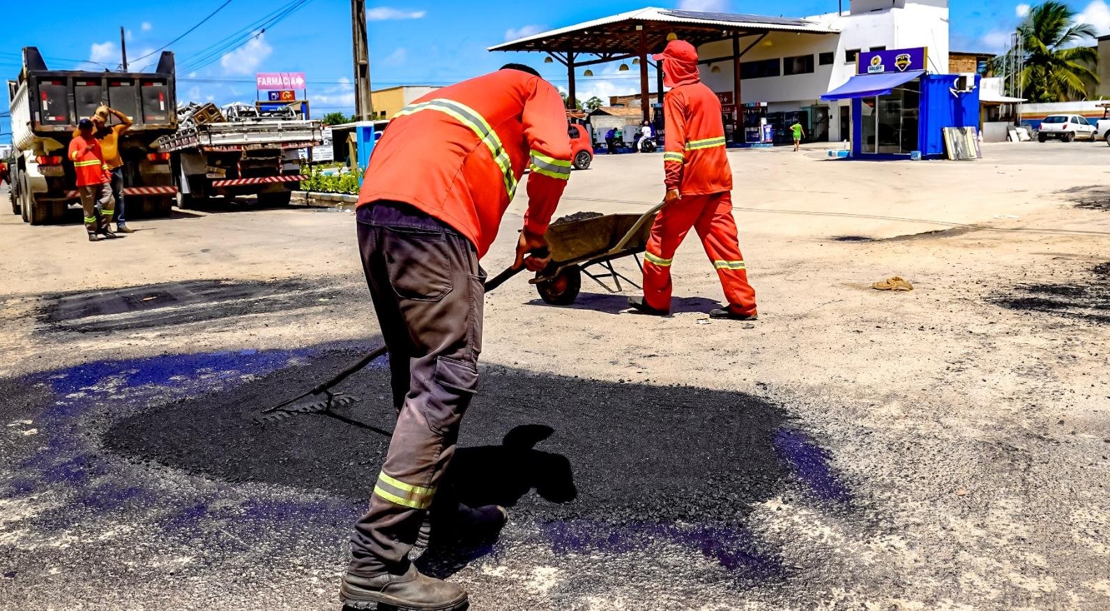 Operação tapa buracos segue em andamento e chega ao bairro Parque Ecológico