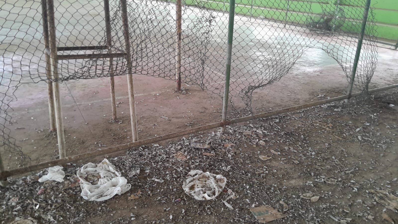 Lamentável: quadra de esporte totalmente abandonada no bairro Sapucaeira em Eunápolis