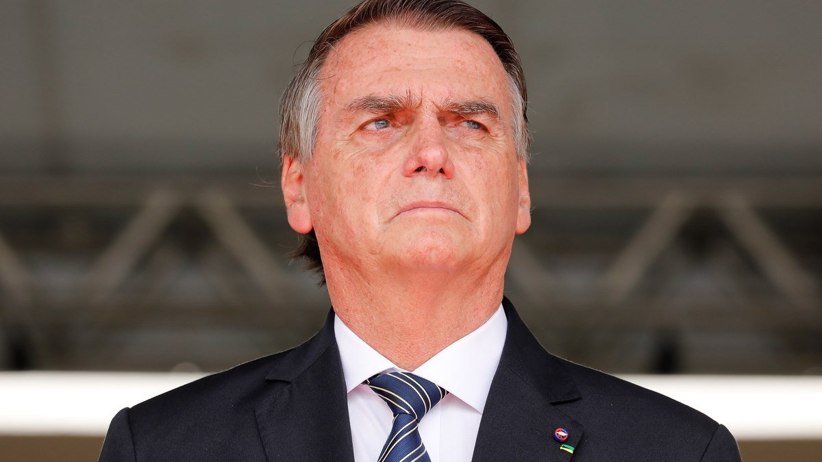 Moraes concede prisão domiciliar temporária para Bolsonaro