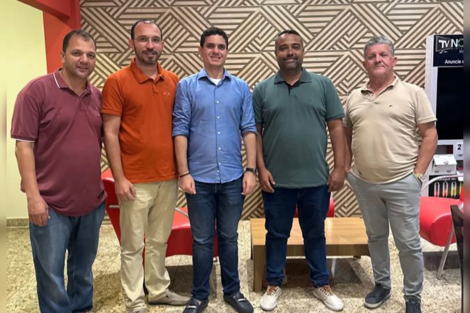 Crise Política em Eunápolis: Prefeito Robério Oliveira Perde Apoio dos Vereadores