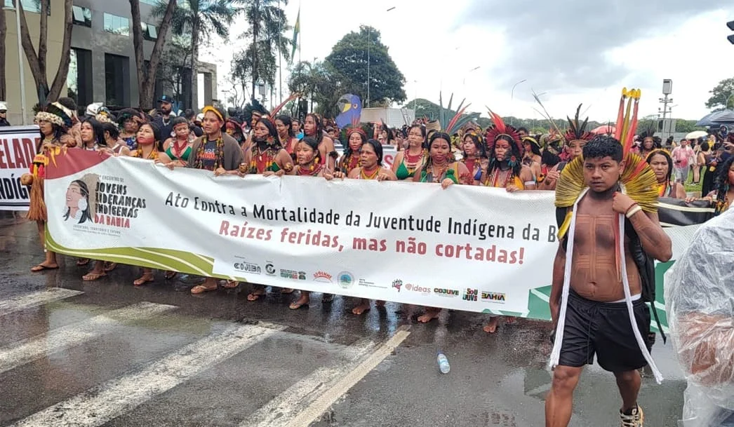 Indígenas ocupam a Esplanada e cobram o governo Lula: ‘Precisa ajudar o nosso povo’