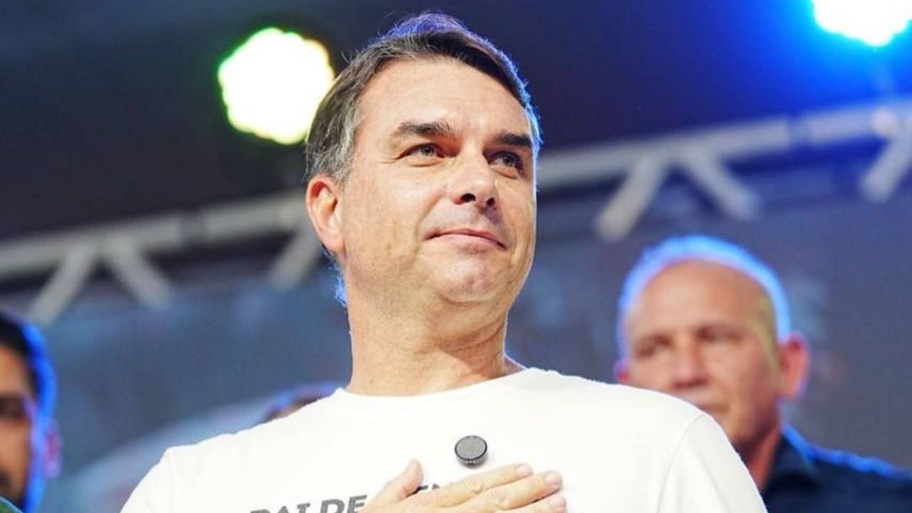 Flávio Bolsonaro supera Lula no Rio, onde petista tem reprovação de 55%